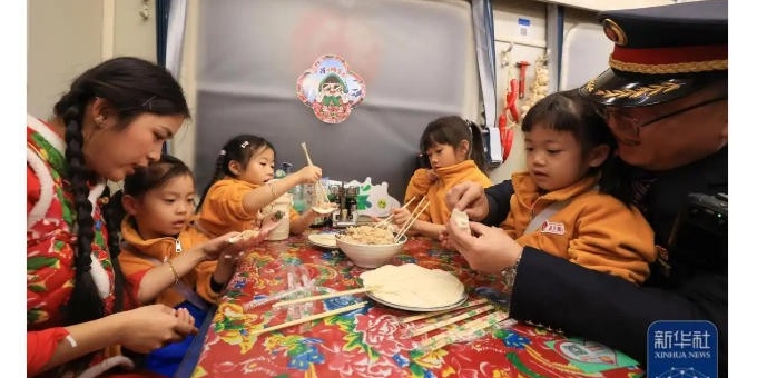 广西“小砂糖橘”体验“雪国列车”