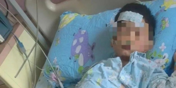 6岁娃光脚踩到死鱼进了ICU