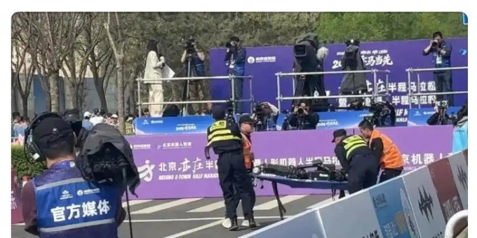 宇树H1机器人赛场终点“累倒”