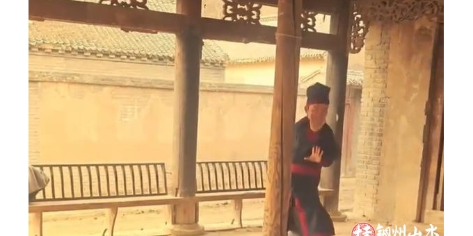 饭店老板送学生去拍戏意外进演艺圈