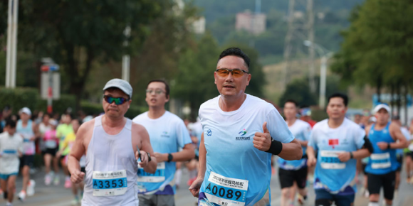 桂平半程马拉松开跑 万名跑者浔州竞速