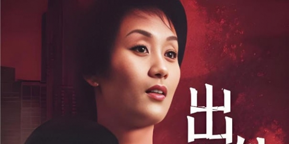 女子怀疑丈夫出轨 扒货车车尾跟踪