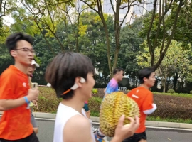 南宁马拉松今日开赛，跑友实现水果、榴莲自由！