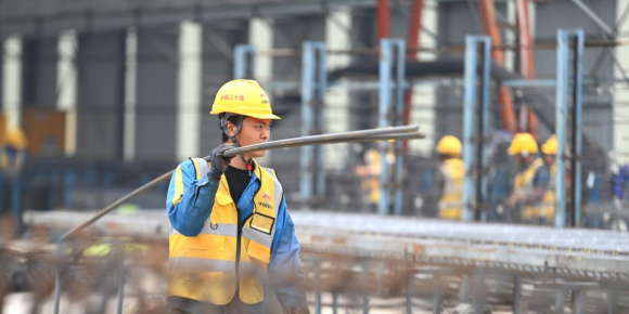 广西柳州：冬日筑路忙