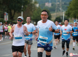 桂平半程马拉松开跑 万名跑者浔州竞速