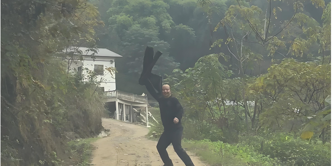 远嫁姐姐回家 47岁弟弟激动得像孩子