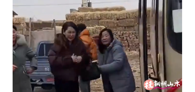 娘家40多人组团看望已出嫁女儿