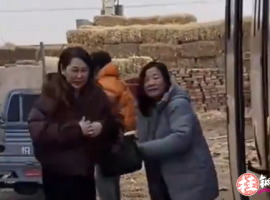 娘家40多人组团看望已出嫁女儿