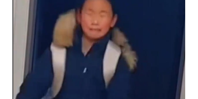 父母离婚姐妹俩时隔半年见面泪奔