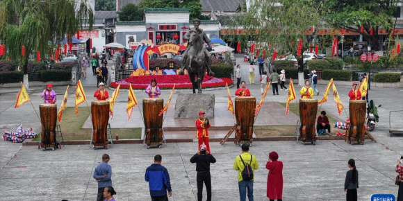 广西钦州：看戏击鼓 体验传统文化