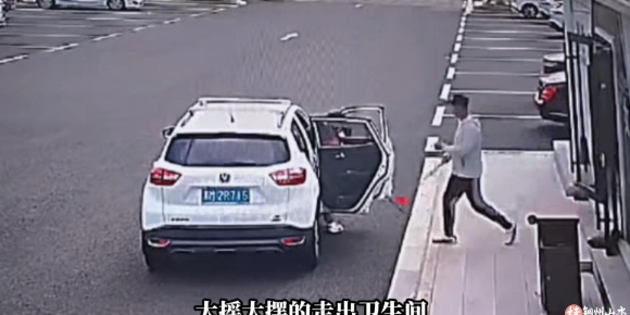 夫妻上厕所顺走公厕扫把和垃圾桶