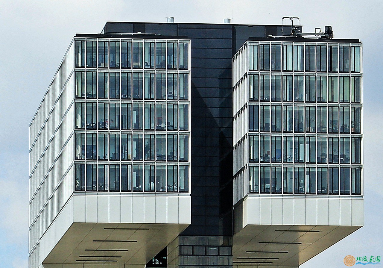 kranhaus-1507828_1280.jpg