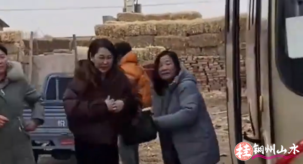 娘家40多人组团看望已出嫁女儿